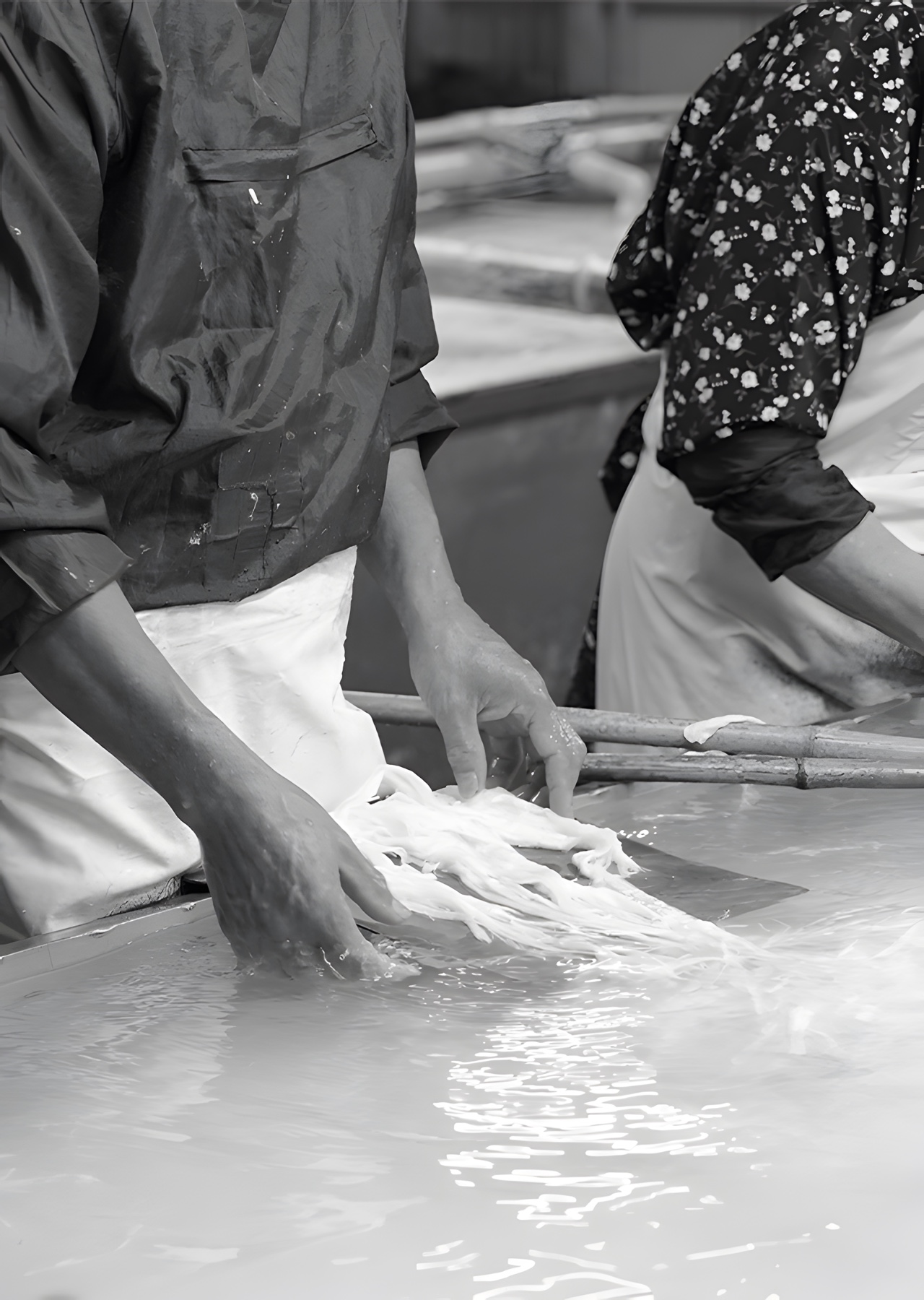 Craftsmen forming washi at the vat
